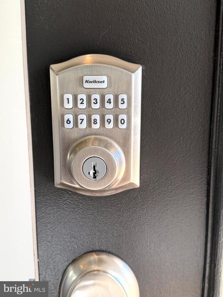 461 Hanson St - Photo 4 of 50