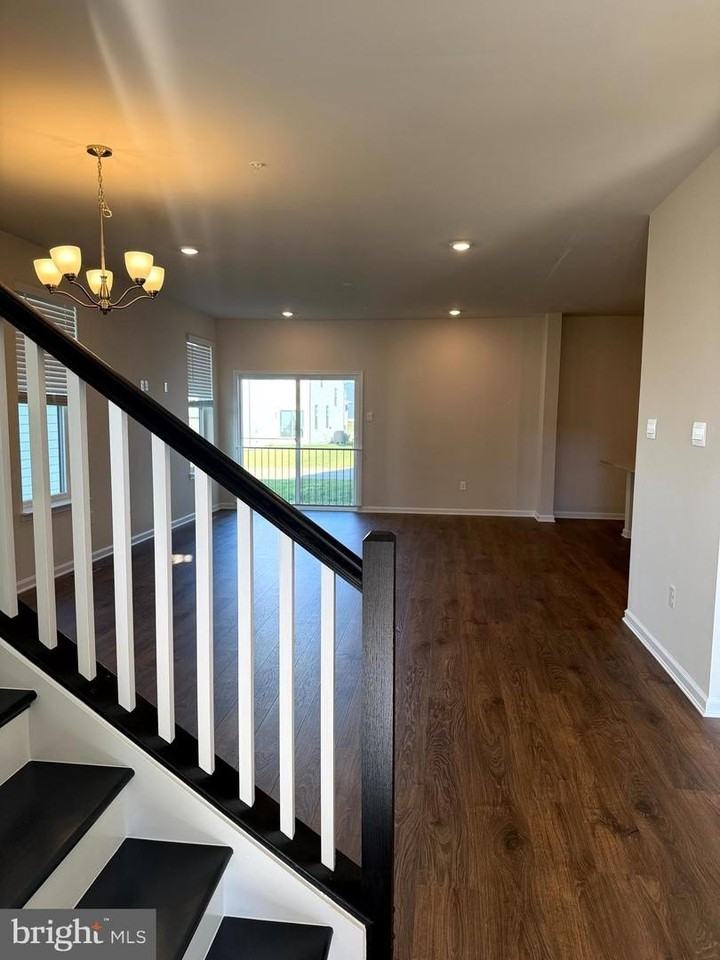 461 Hanson St - Photo 5 of 50