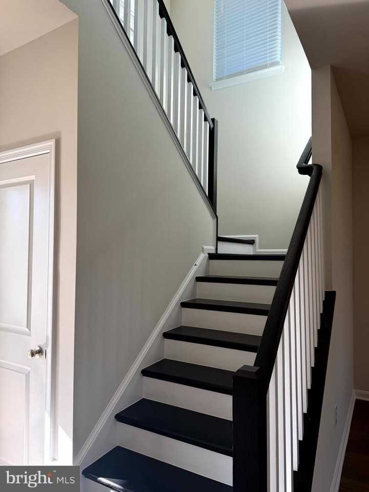 461 Hanson St - Photo 7 of 50