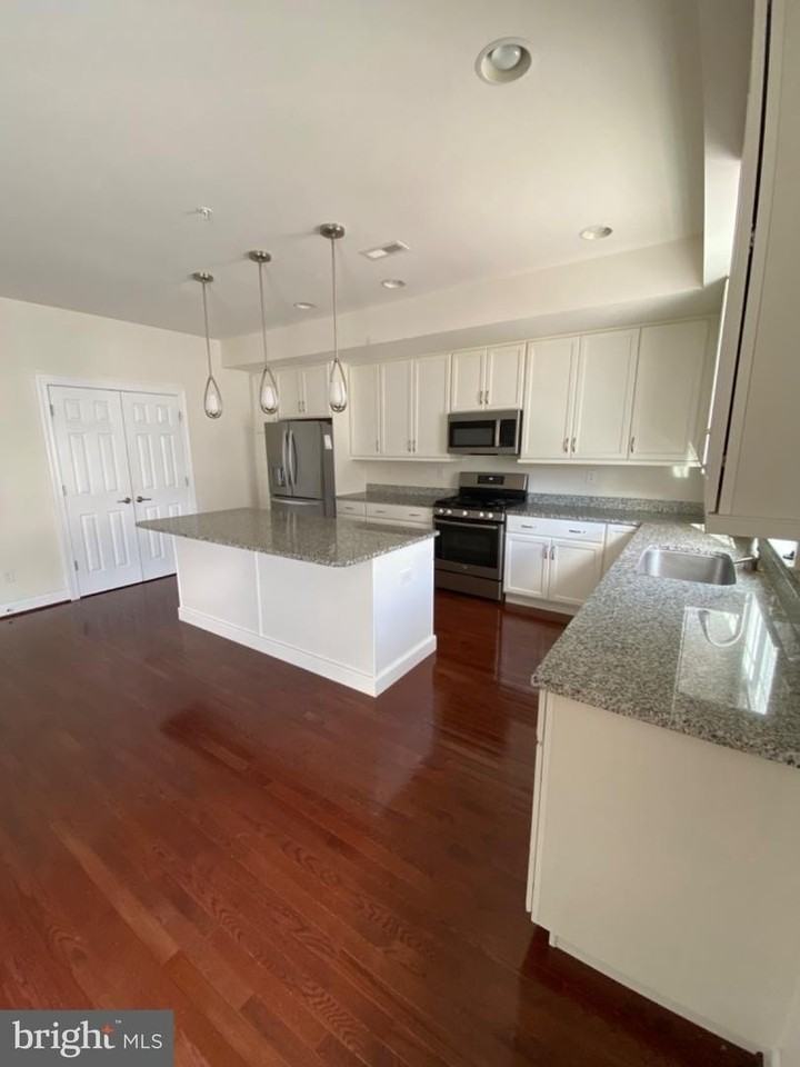 310 E Barnard St - Photo 4 of 5