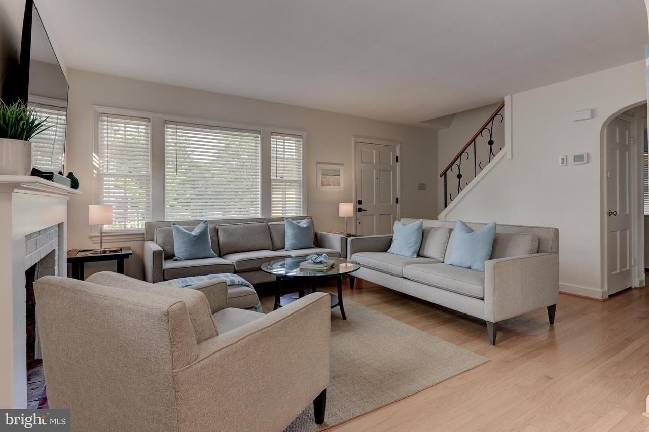 1723 Oakcrest Drive - Photo 2 of 17