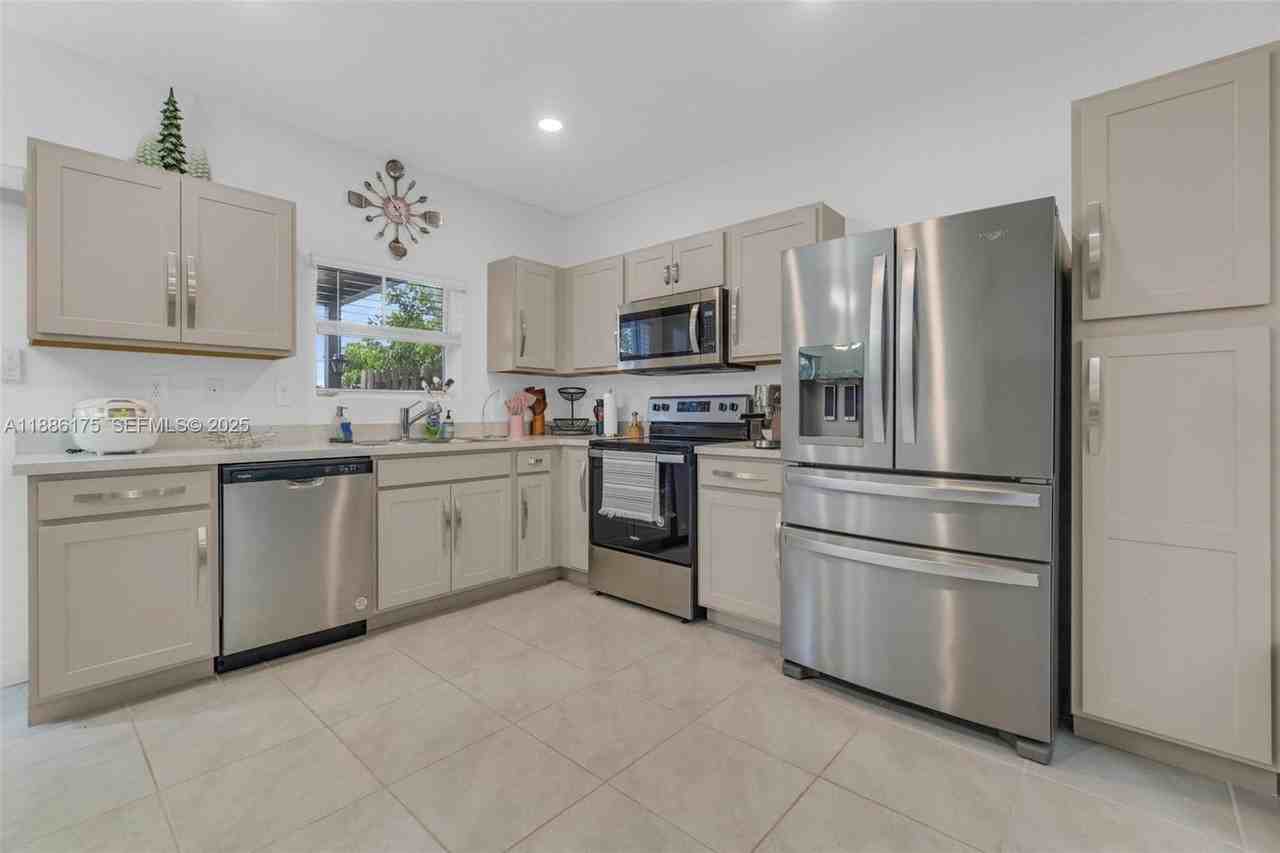 504 Ne 1st Dr #504 - Photo 4 of 49