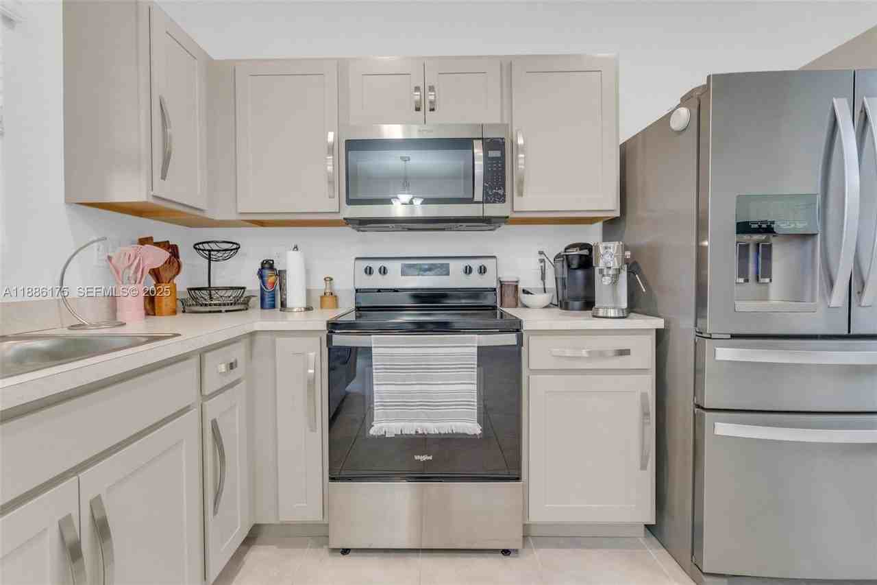 504 Ne 1st Dr #504 - Photo 7 of 49