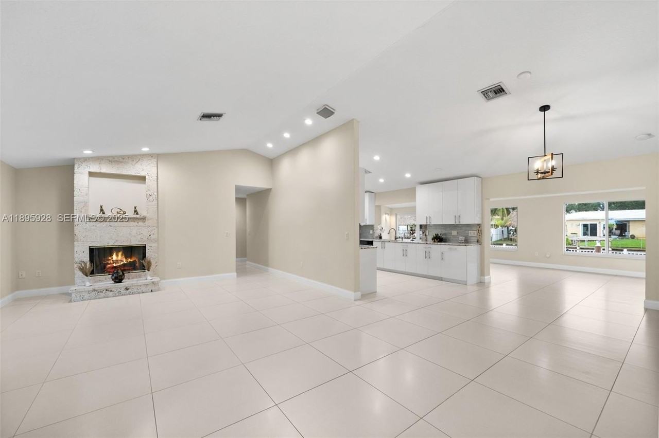 1412 Northeast 53rd Court - Photo 7 of 44