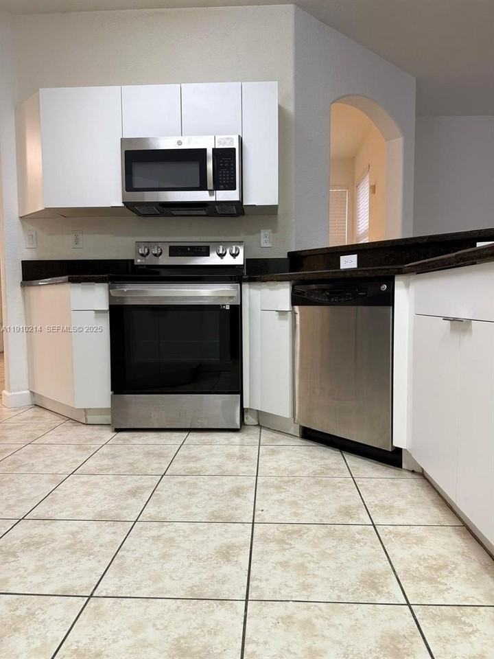 8675 Nw 109th Ct - Photo 6 of 22