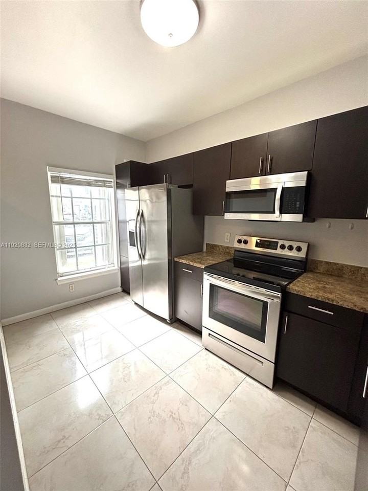 3145 Sw 50th St #0000 - Photo 5 of 31