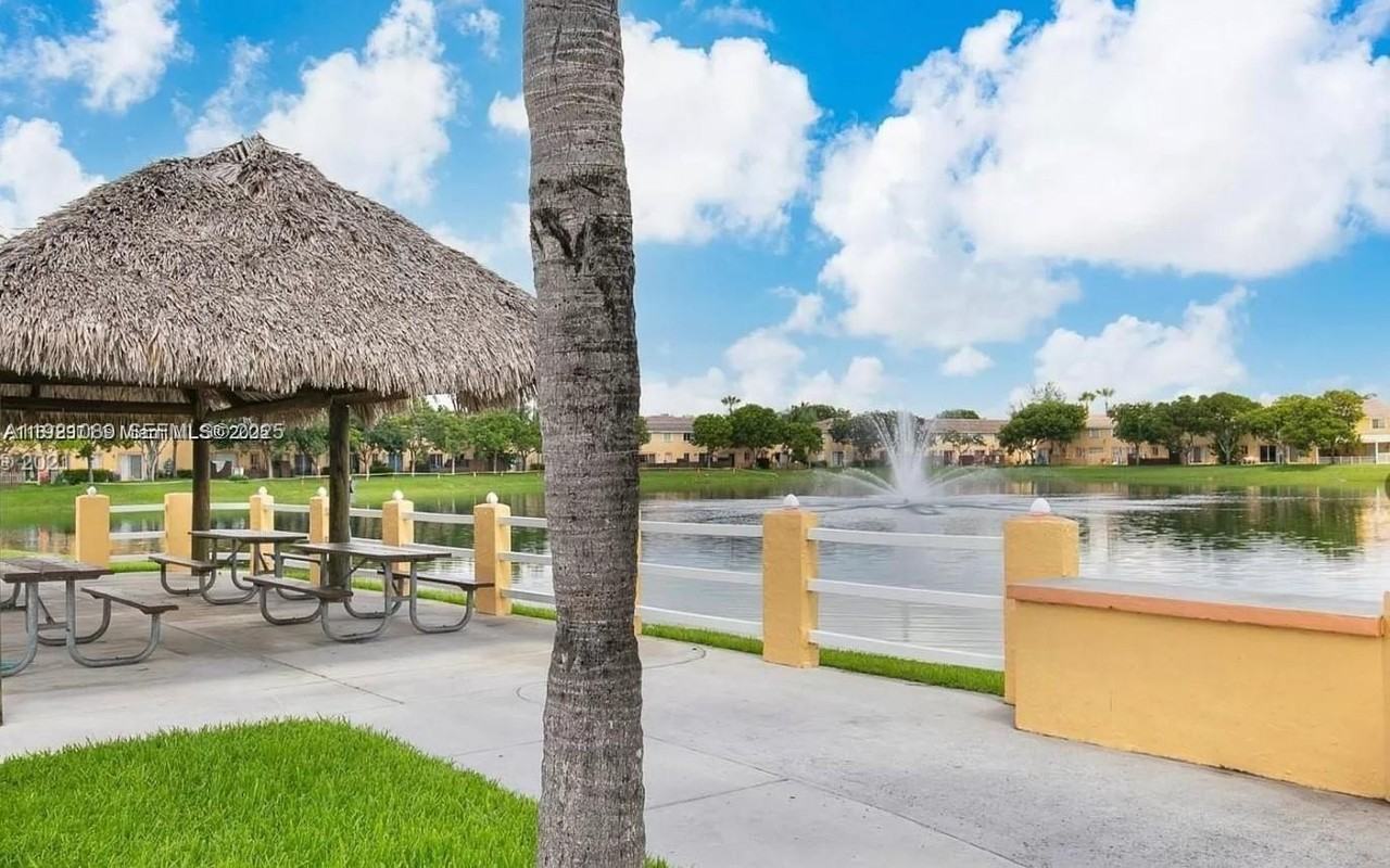 1660 Se 29th St #100 - Photo 2 of 7