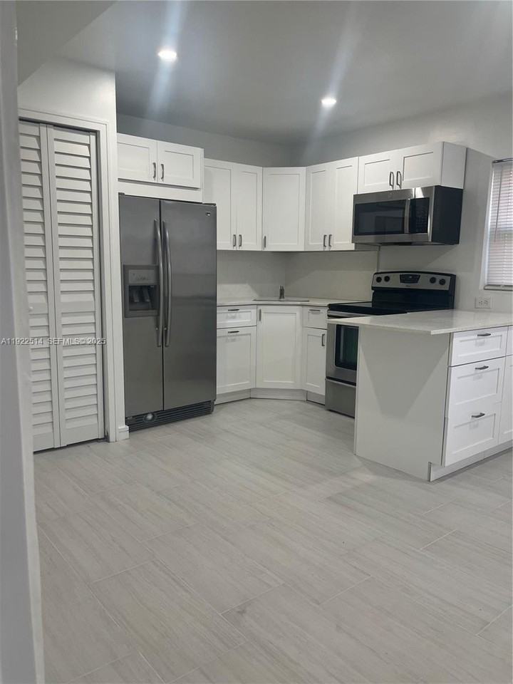 3912 Sw 12th Ct #3 - Photo 3 of 7