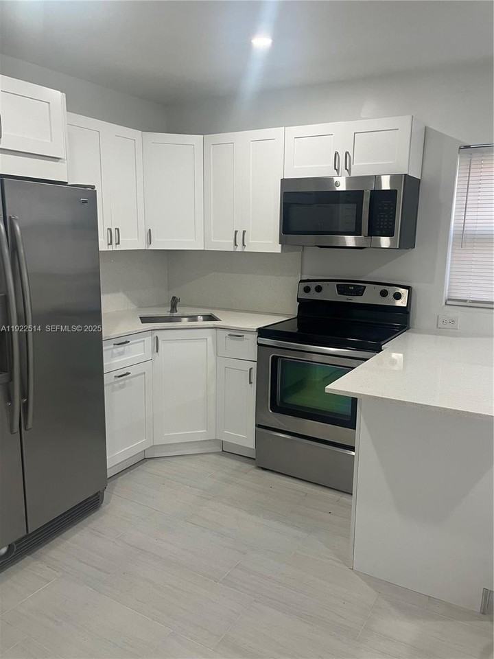 3912 Sw 12th Ct #3 - Photo 4 of 7