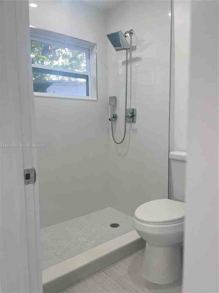 3912 Sw 12th Ct #3 - Photo 5 of 7