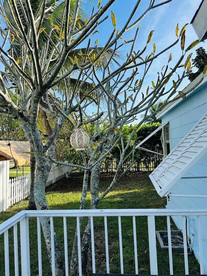 3927 Sw 64th Ave - Photo 4 of 12