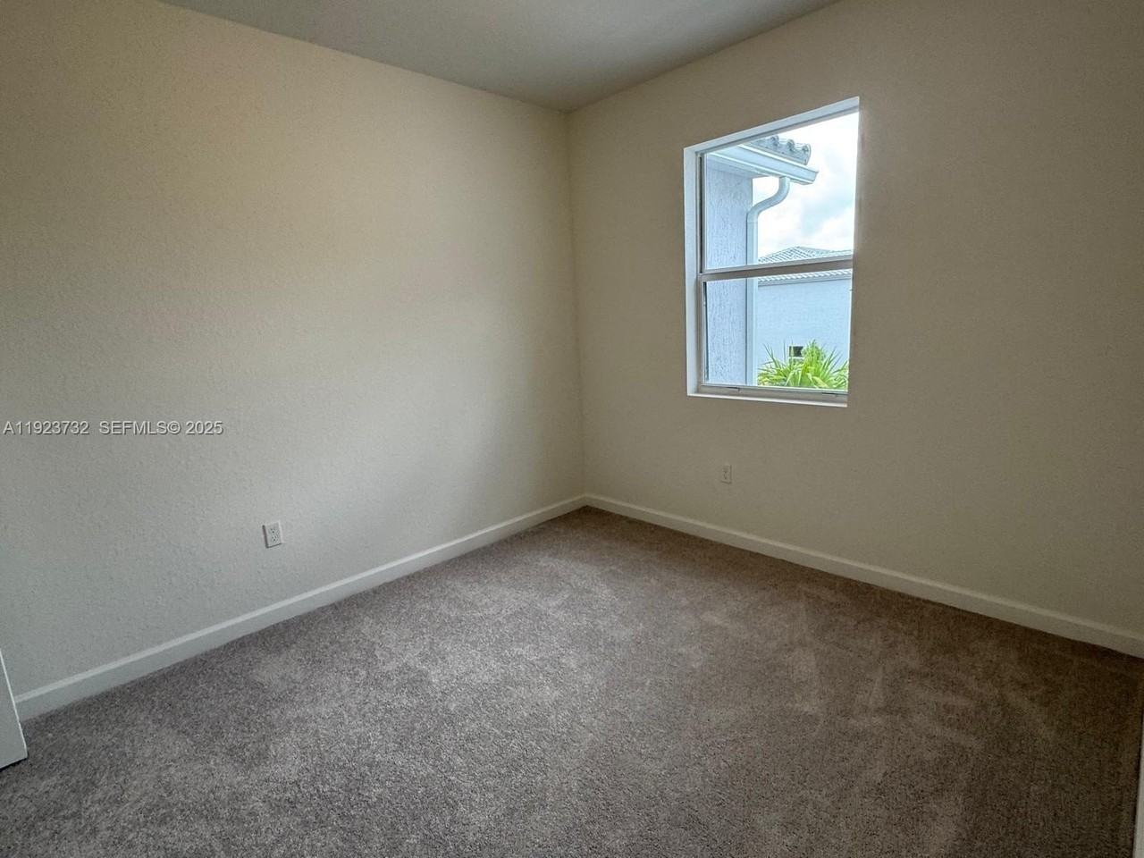 18402 Sw 2nd St - Photo 4 of 14