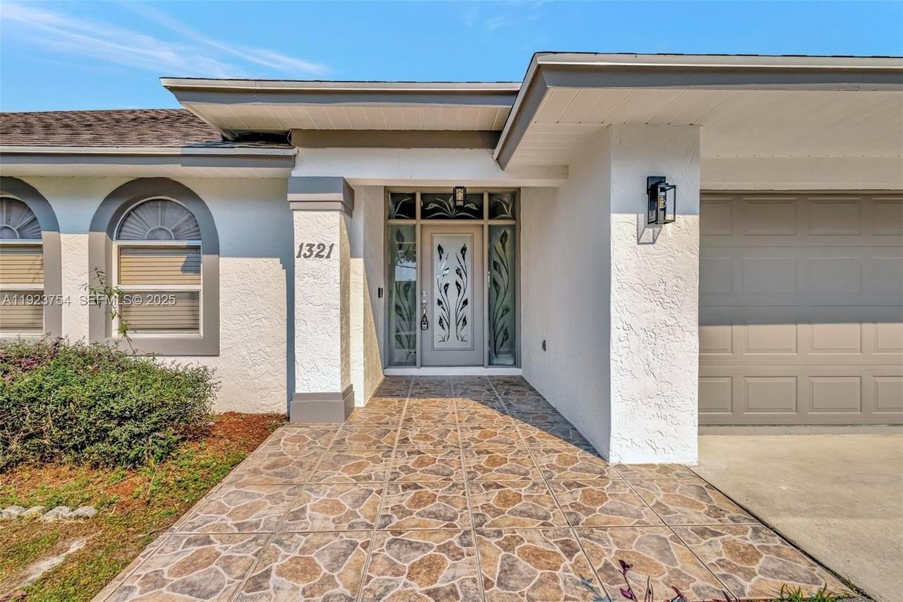 1321 Se Airoso Blvd - Photo 2 of 24