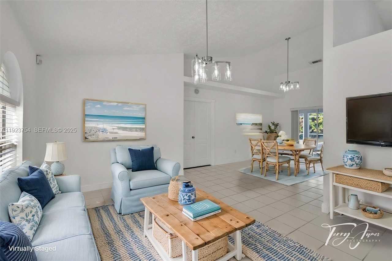 1321 Se Airoso Blvd - Photo 3 of 24