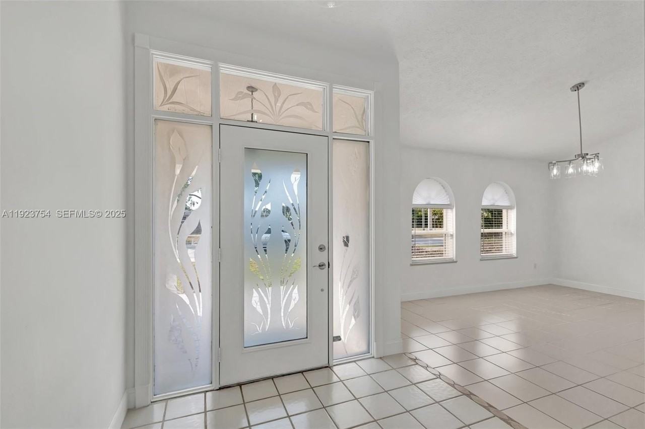 1321 Se Airoso Blvd - Photo 4 of 24