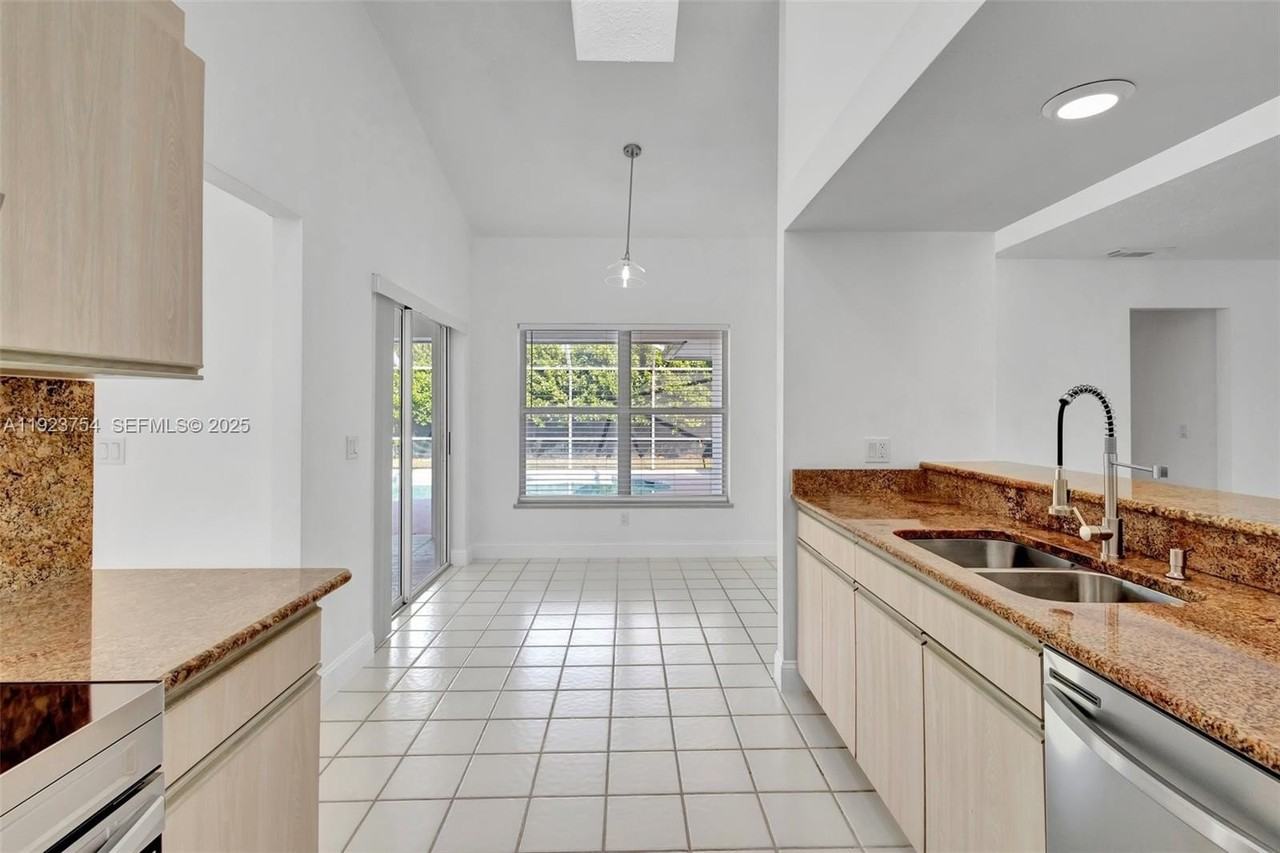 1321 Se Airoso Blvd - Photo 7 of 24