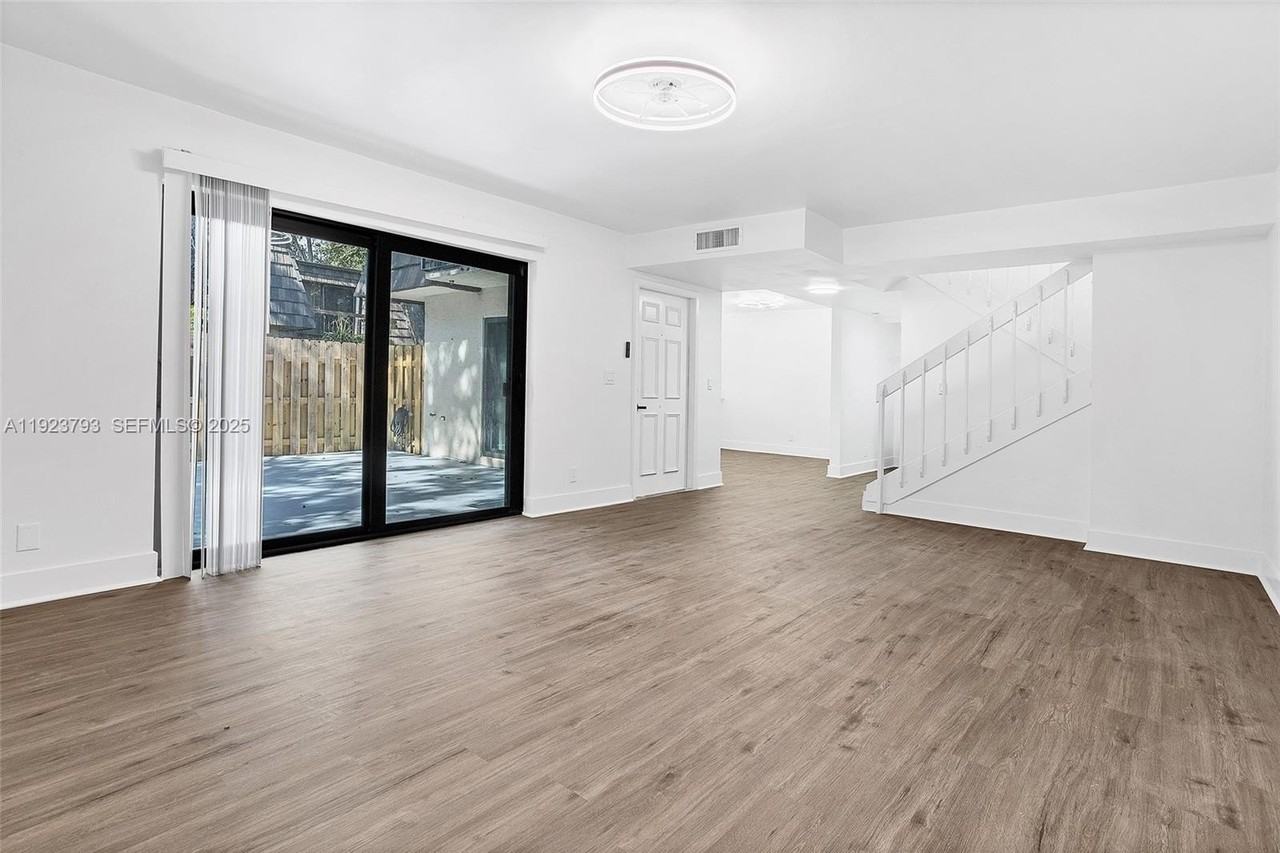 4059 Palm Bay Cir #C - Photo 4 of 27