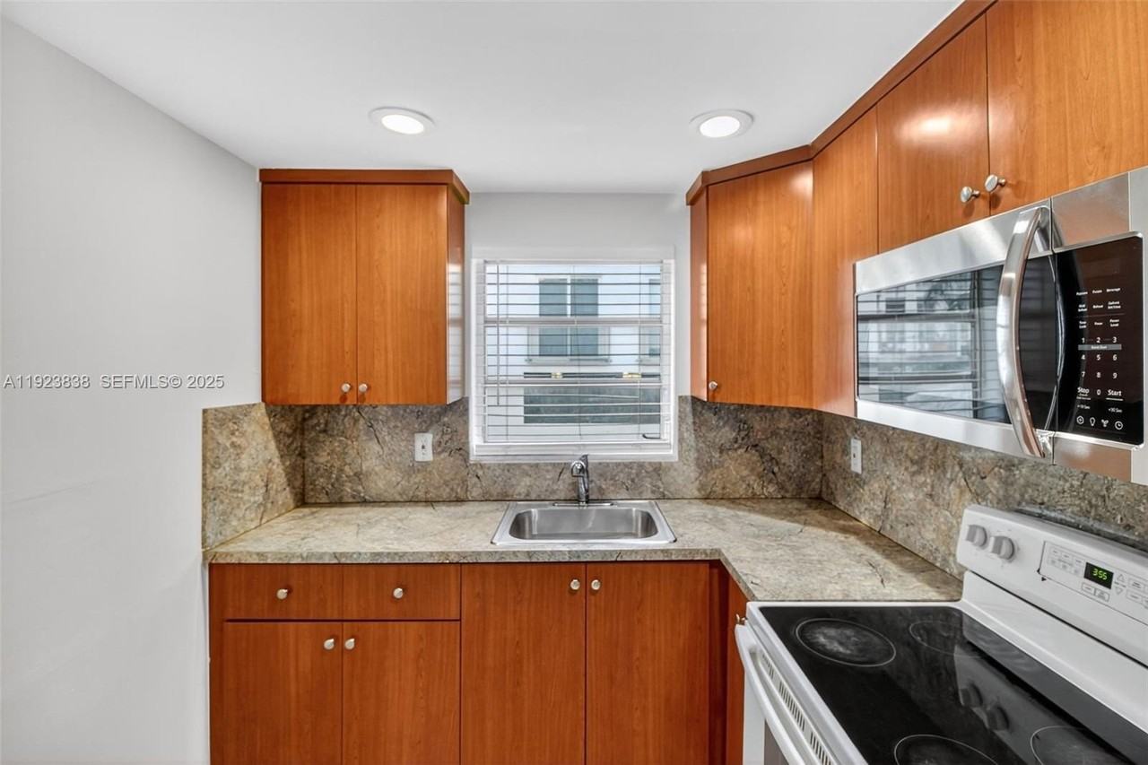 500 Ne 26th St #4B - Photo 2 of 19