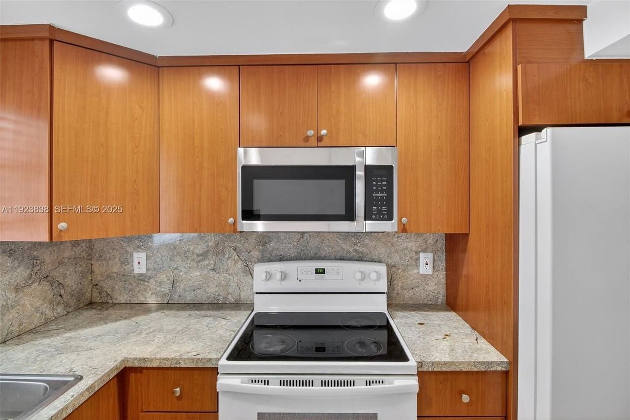 500 Ne 26th St #4B - Photo 3 of 19