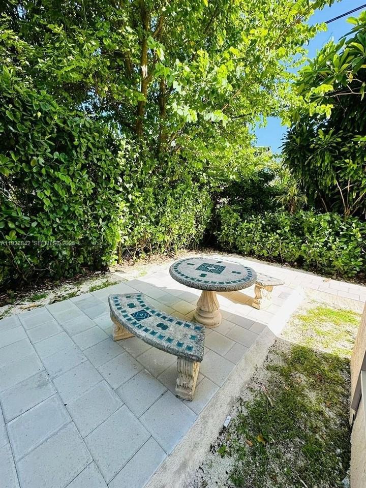 344 Mendoza Ave #7 - Photo 7 of 9