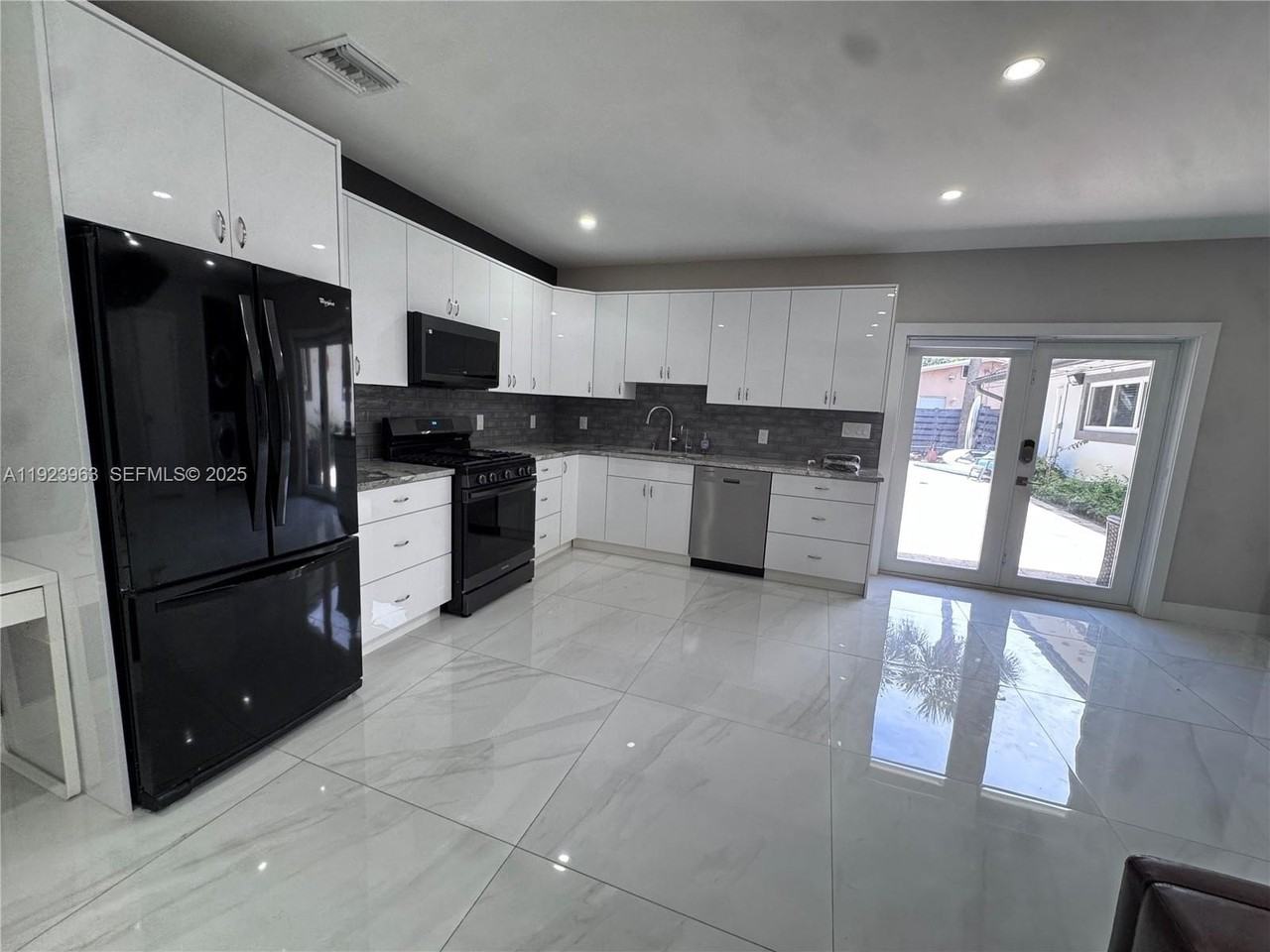 755 N Crescent Dr #B - Photo 3 of 14