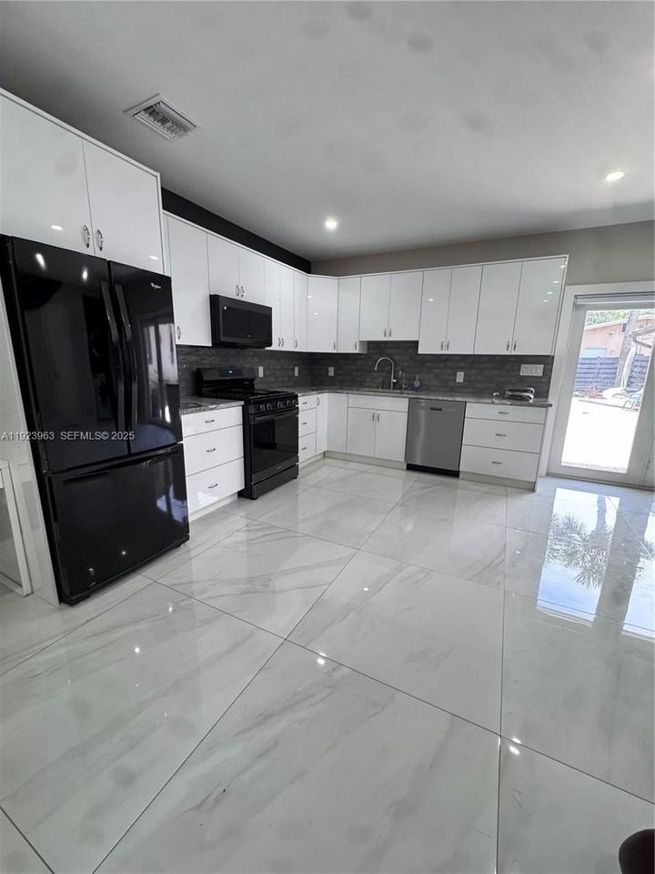 755 N Crescent Dr #B - Photo 4 of 14