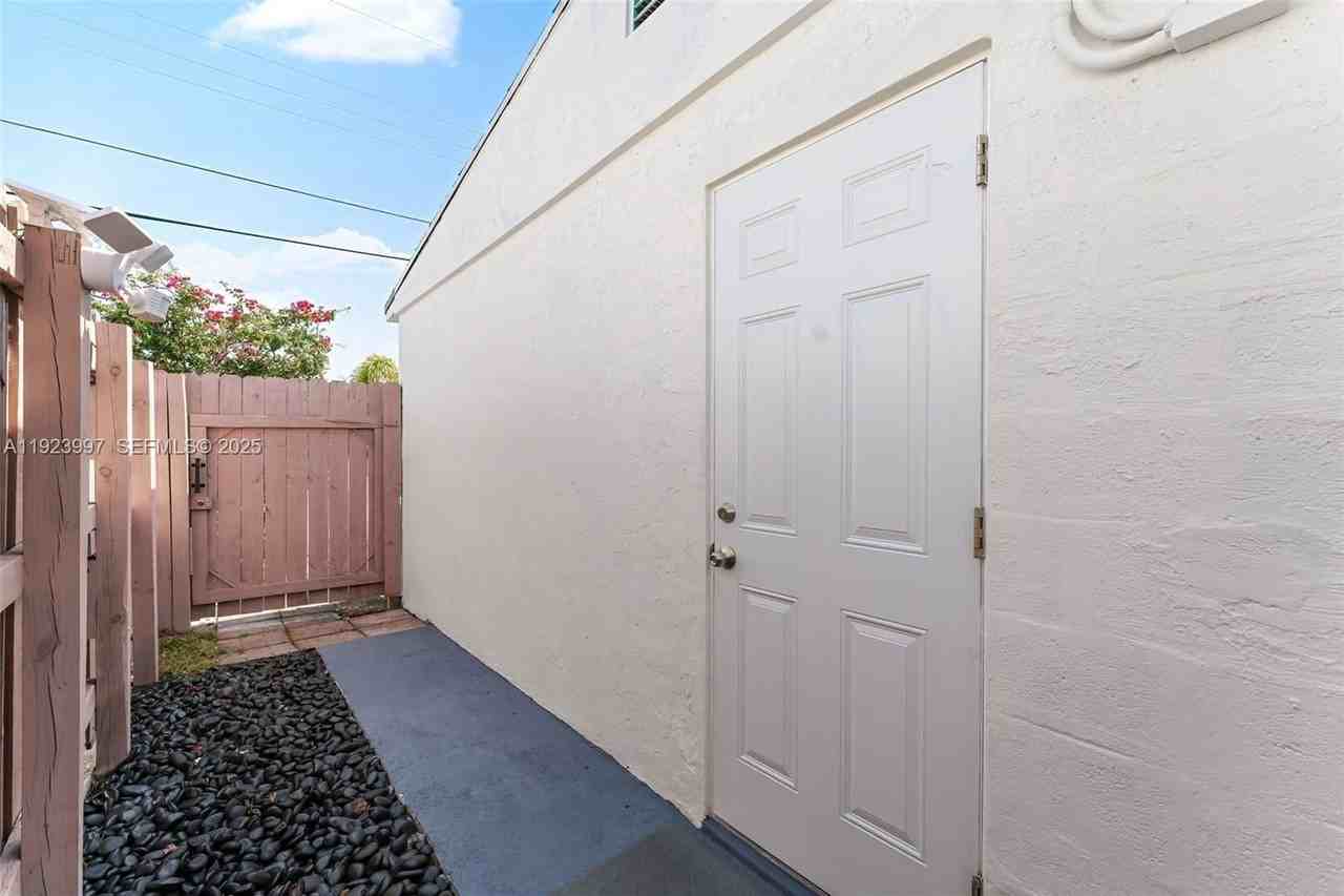 2634 Sheridan St #1 - Photo 2 of 10