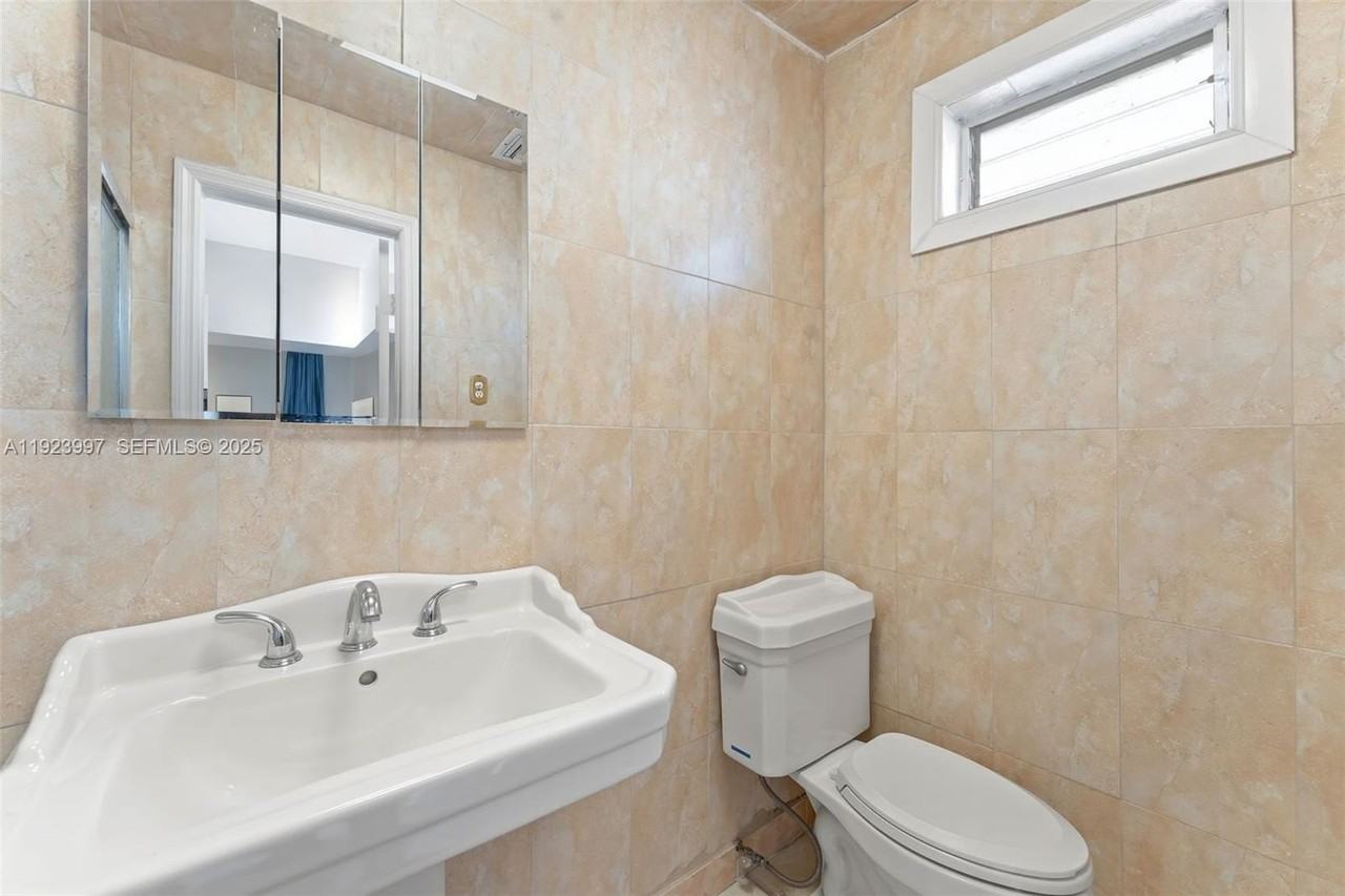 2634 Sheridan St #1 - Photo 5 of 10