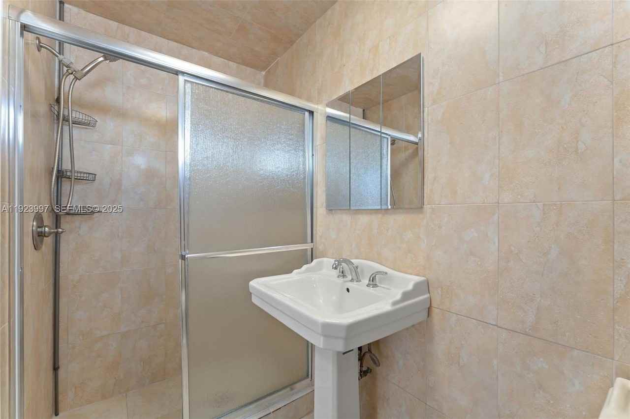 2634 Sheridan St #1 - Photo 6 of 10