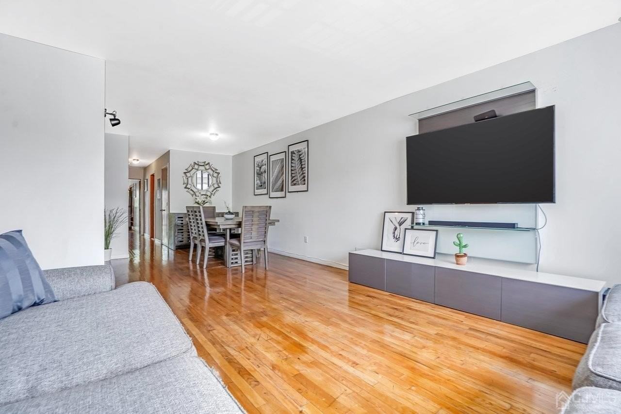 125 Elizabeth Ave - Photo 5 of 17