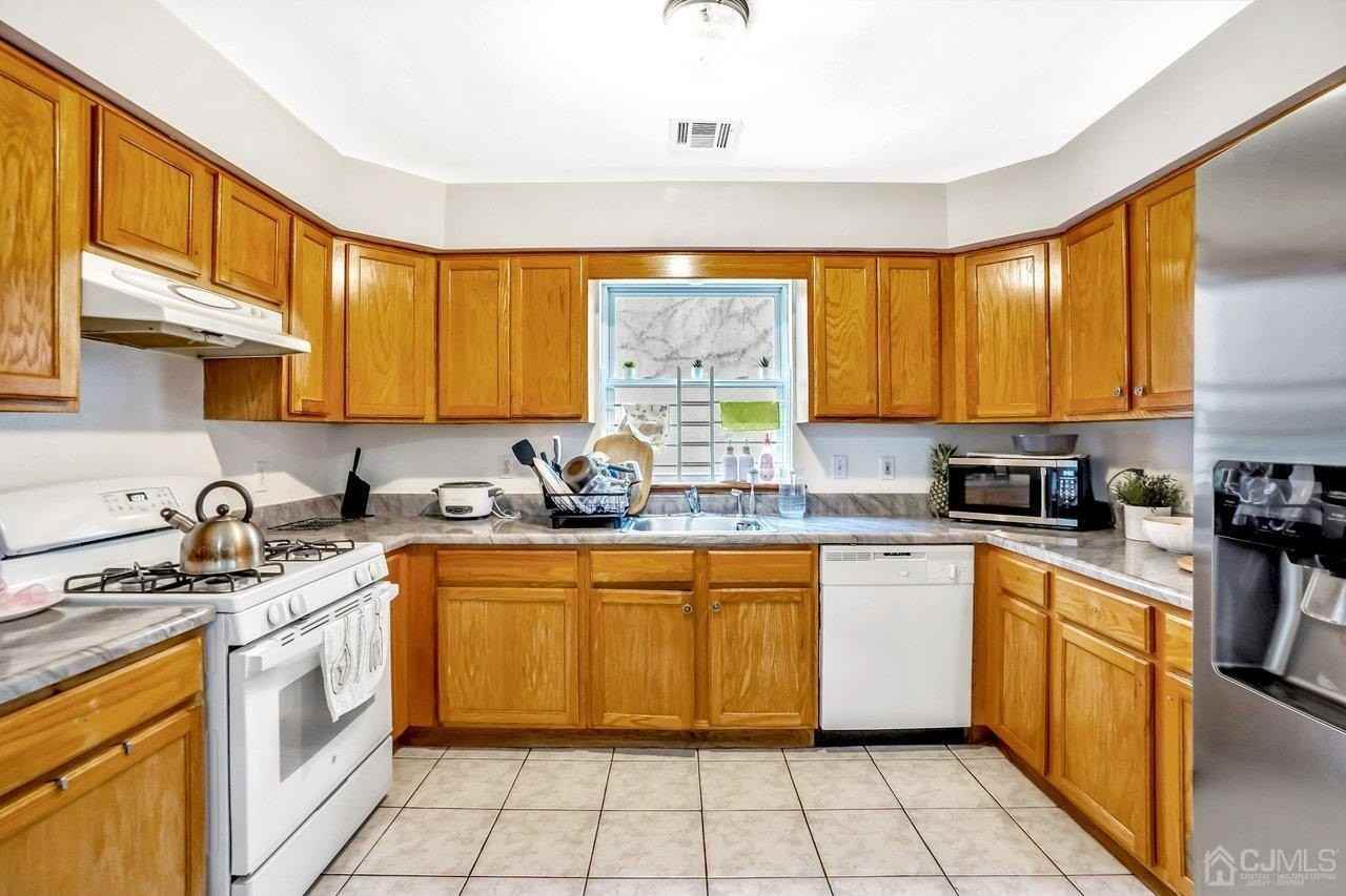 125 Elizabeth Ave - Photo 6 of 17