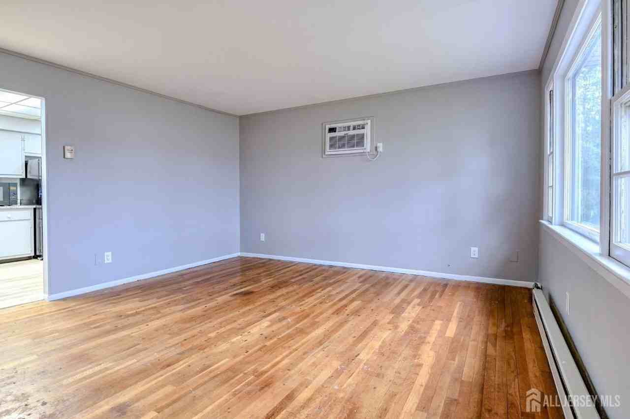 347 Lincoln Blvd - Photo 3 of 25