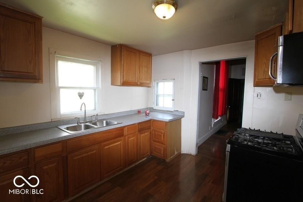 879 S Tompkins St - Photo 7 of 8