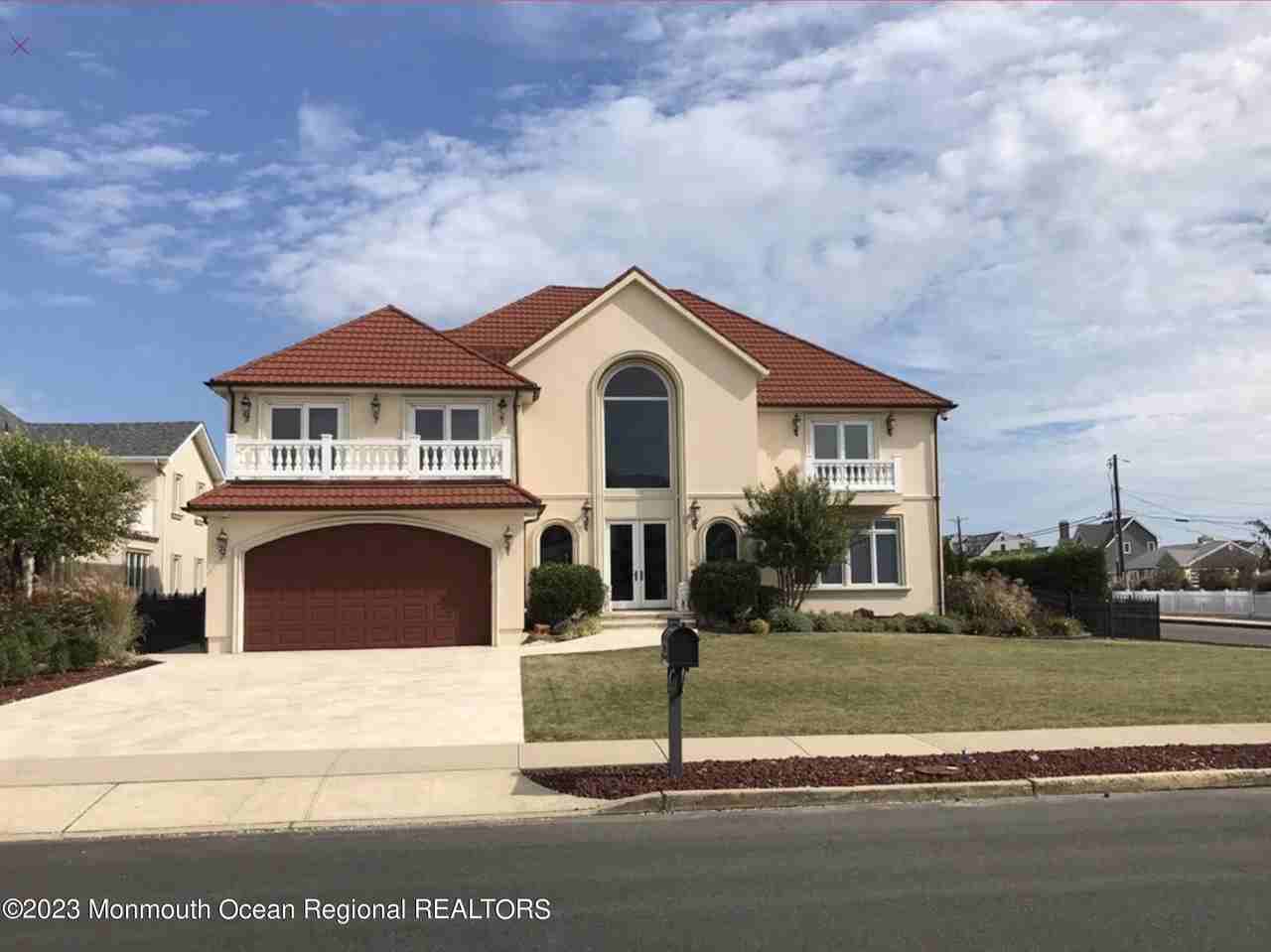 220 Pointe Drive - Photo 4 of 30