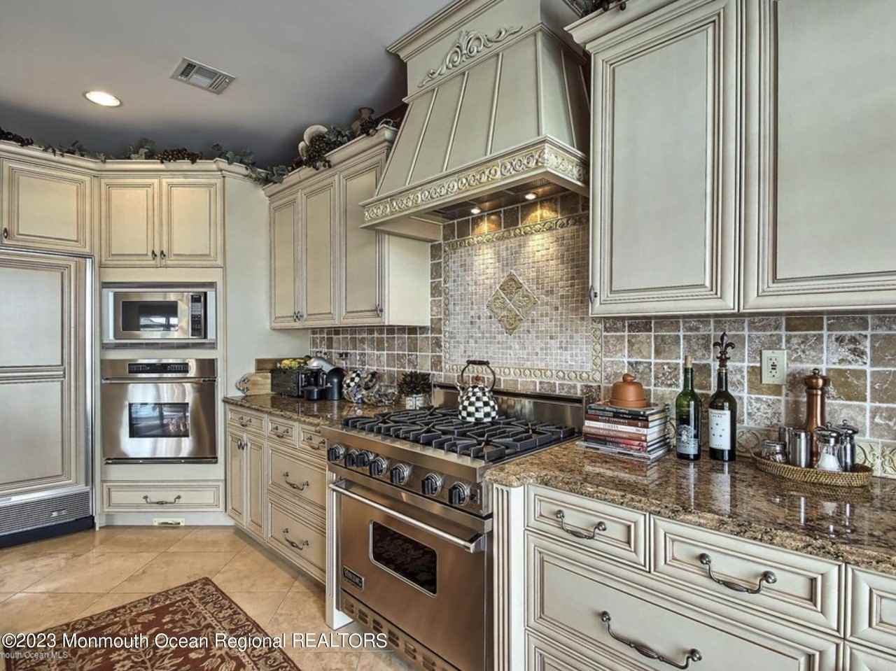 220 Pointe Drive - Photo 7 of 30