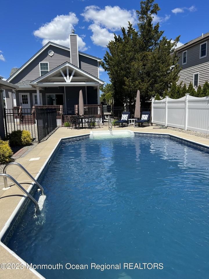 22 Pershing Blvd - Photo 4 of 32