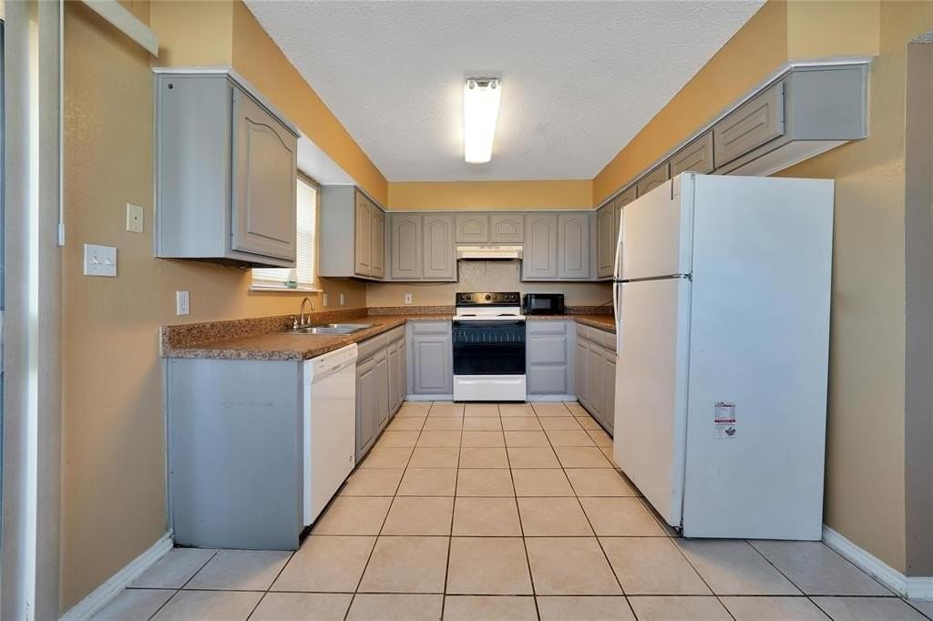 201 S Las Vegas Trl - Photo 2 of 25