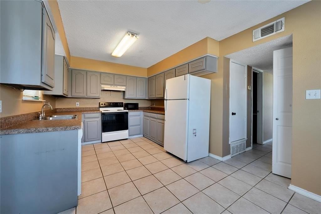 201 S Las Vegas Trl - Photo 4 of 25