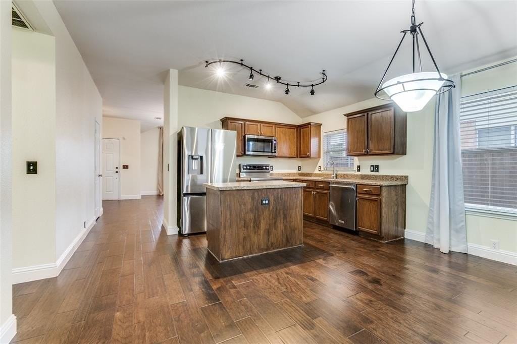 3010 Sawgrass Dr - Photo 5 of 26