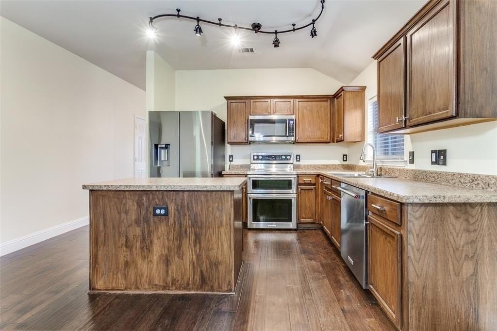 3010 Sawgrass Dr - Photo 6 of 26