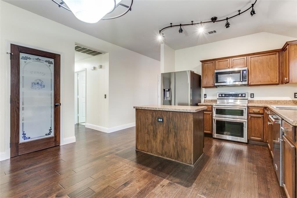 3010 Sawgrass Dr - Photo 7 of 26