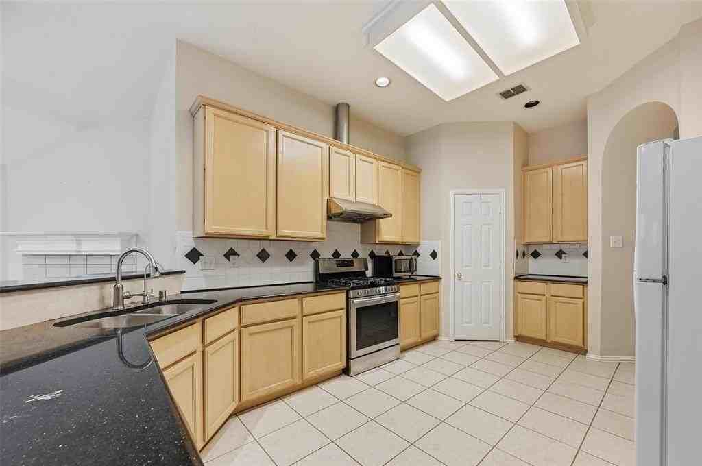 1202 Brook Dr - Photo 4 of 21