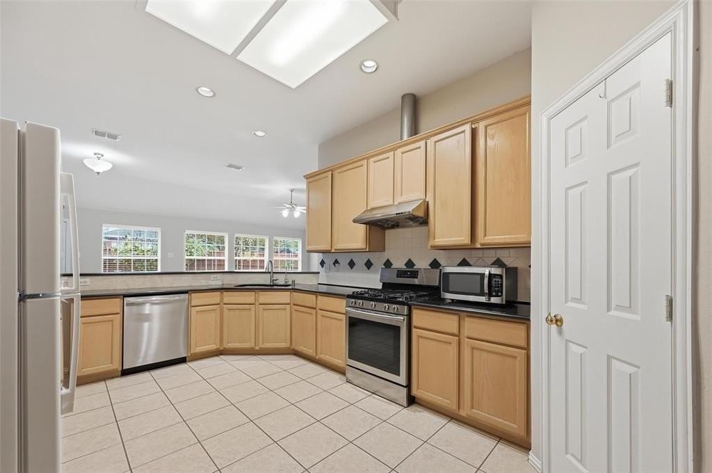 1202 Brook Dr - Photo 5 of 21