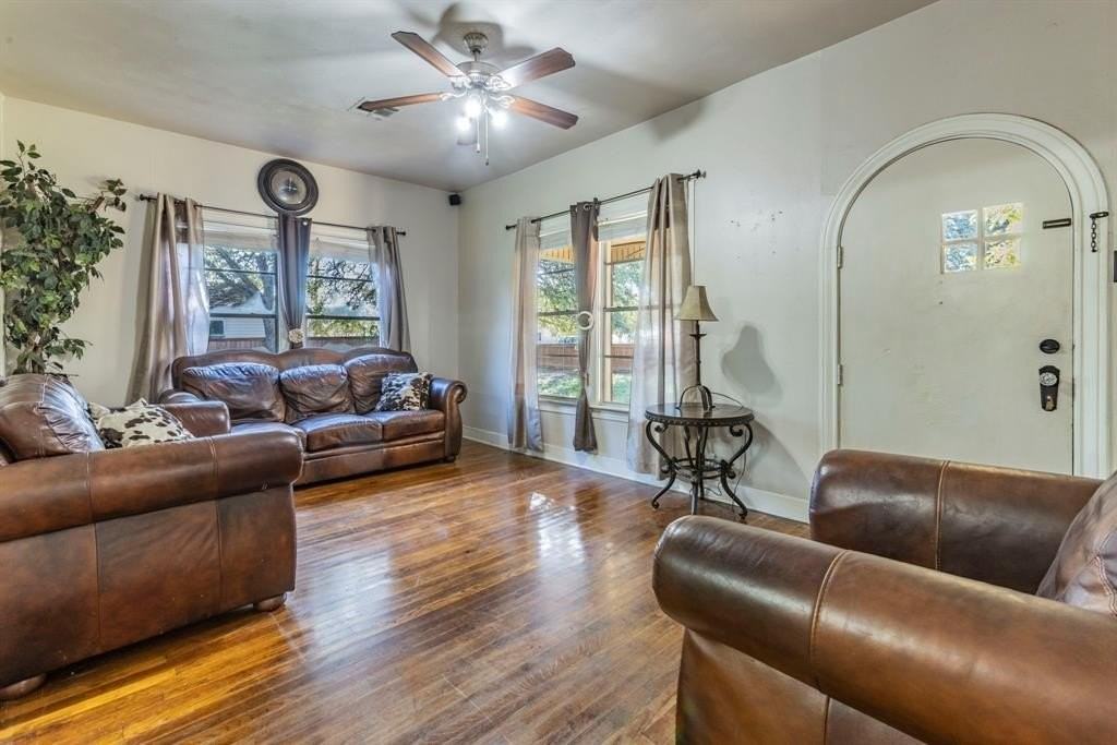 2200 Montrose St - Photo 3 of 25