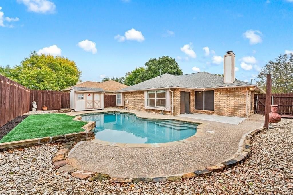 1037 Colony St - Photo 2 of 34