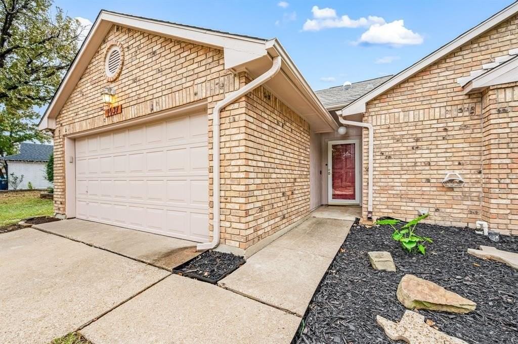 1037 Colony St - Photo 3 of 34