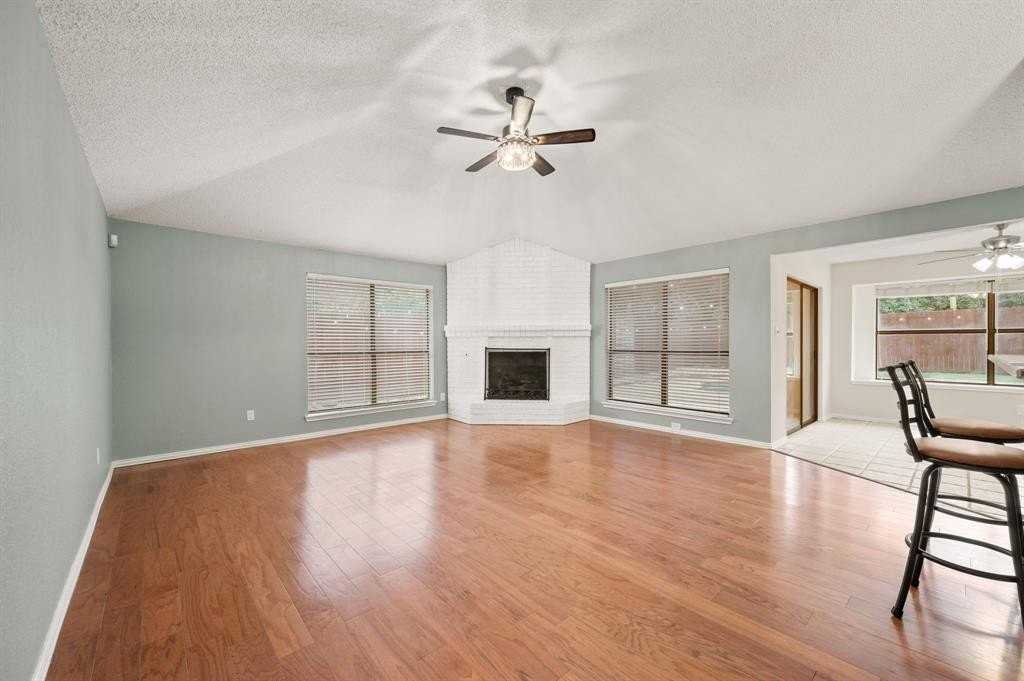 1037 Colony St - Photo 4 of 34