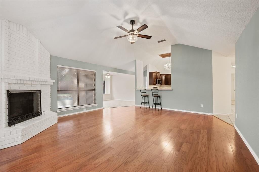 1037 Colony St - Photo 5 of 34