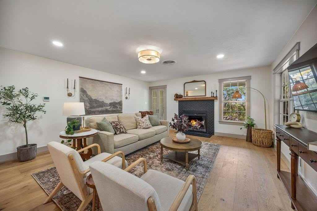 2204 N Pearson Ln - Photo 5 of 28