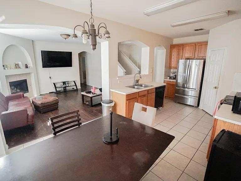 515 Binkley Ct - Photo 4 of 8